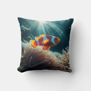 Ocean's Jewel: Clownfish Anemone Kussen