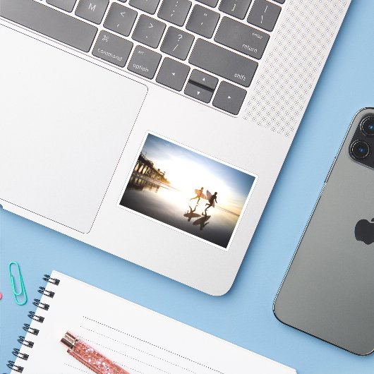 Oceanside Strand Sticker (Laptop met iPhone)