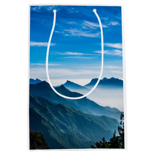 Ochtendbergen Mist Landschap Medium Cadeauzakje (Voorkant)