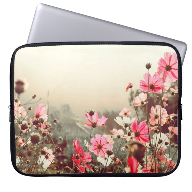 Ochtendlicht, bloeiende roze kosmos. laptop sleeve (Voorkant)