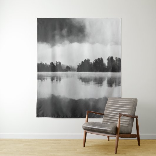 Ochtendmist boven het meer in zwart-wit wandkleed (In situ)