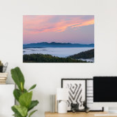 Ochtendnevel bij zonsopgang in de vallei van Trigl Poster (Thuiskantoor)