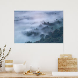 Ochtendnevel die door bomen rolt poster