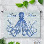 Octopus ankers  blauw gepersonaliseerd strand theedoek<br><div class="desc">Deze prachtige antiek octopustekening* uit de 19e eeuw is blauw gekleurd en geplaatst op een grijsblauwe, verdrietige/grunge achtergrond met een zwak ankerpatroon. Het resultaat is een origineel collageontwerp dat past bij uw nautische en strandthemadecor. De Victoriaans octopus heeft veel golvende tentakels. "Beach House" tekst kan worden aangepast. Zie overeenkomende items...</div>