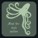 Octopus Deep Zee Modern Wedding, groen Vierkante Sticker<br><div class="desc">Een symbool van aanpassingsvermogen,  onbaatzuchtigheid en een lange levensduur,  de octopus is het perfecte kenmerk voor uw bruiloft. Dit moderne ontwerp zal nog jaren na de bruiloft worden herinnerd. U kunt alle tekst aanpassen aan uw evenement.</div>