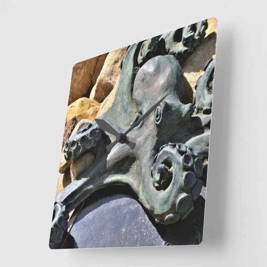 Octopus en Rocks Beach Vierkante Klok (Hoek)