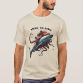 Octopus gewikkeld rond een grote witte haai URM T-shirt (Voorkant)