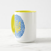 Oekraïens wapenschild op vingerafdruk achtergrond mok (Voorkant links)