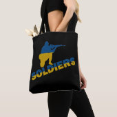 Oekraïense soldaten, Oekraïense vlag Tote Bag (Dichtbij)