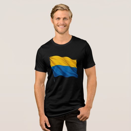 Oekraïense vlag die in de wind wappert.  Tri-Blend shirt (Voorkant volledig)