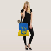 Oekraïense vlag met wapen tote bag (Op model)