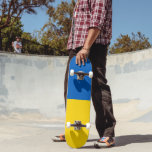 Oekraïense vlag persoonlijk skateboard<br><div class="desc">Vlag van Oekraïne. Oekraïense vlag. Geweldig geschenk met Oekraïense vlag. Eenvoudige horizontale banden van blauw en geel.</div>