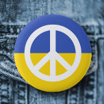 Oekraïense vlag: vredessymbool Oekraïne tegen oorl Ronde Button 5,7 Cm<br><div class="desc">De Oekraïense anti-oorlogsknoop met een wit vredessymbool op een blauwe en gele Oekraïense vlag.</div>