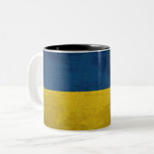 Oekraïense vredessoldaat in oorlog tweekleurige koffiemok (Voorkant links)