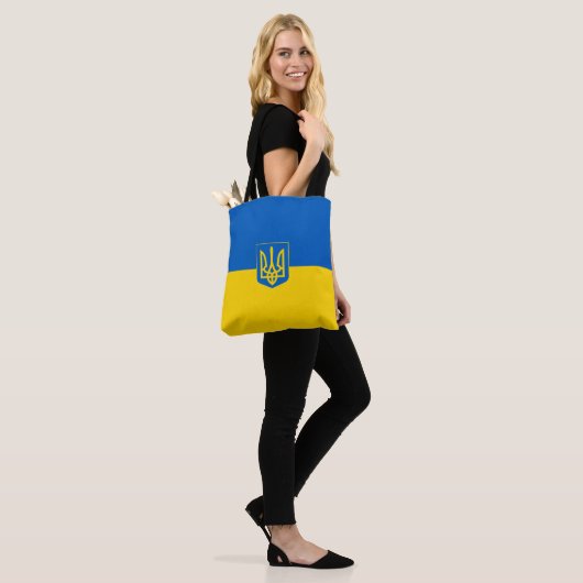 Oekraïense wapenvlaggenstaat tote bag (Op model)