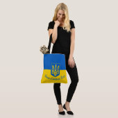 Oekraïnse vlag met wapen en aangepaste tekst tote bag (Op model)