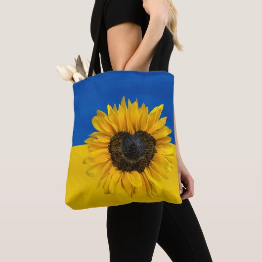 Oekraïnse vlag met zonnebloem tote bag (Dichtbij)