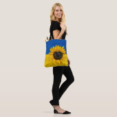 Oekraïnse vlag met zonnebloem tote bag (Op model)