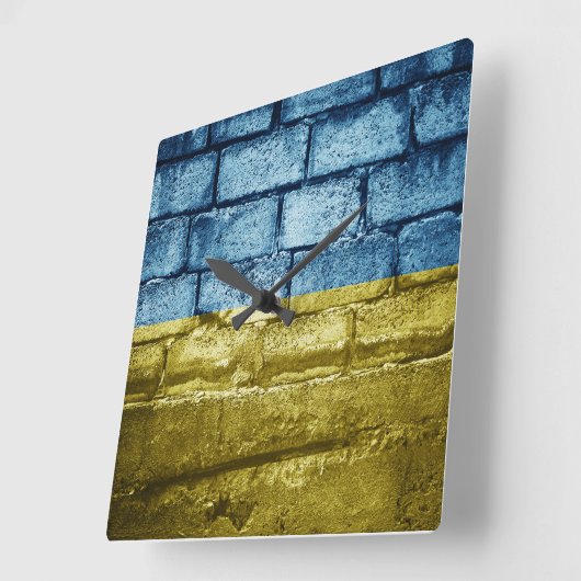 Oekraïnse vlag tegen muur vierkante klok (Hoek)