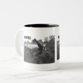 "OEPS!" (GRAPPIG NEP MAN IN NEP MOTORMISHAP) TWEEKLEURIGE KOFFIEMOK (Voorkant links)