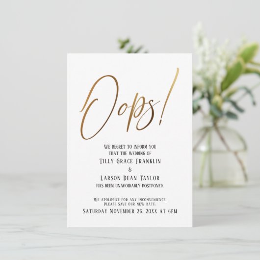 Oeps! Grappige Goud Vertraagde Bruiloft Aankondigi Kaart (Staand voorkant)