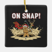 Oeps! Grappige kerstman van peperkoek speelt golf Keramisch Ornament (Voorkant)