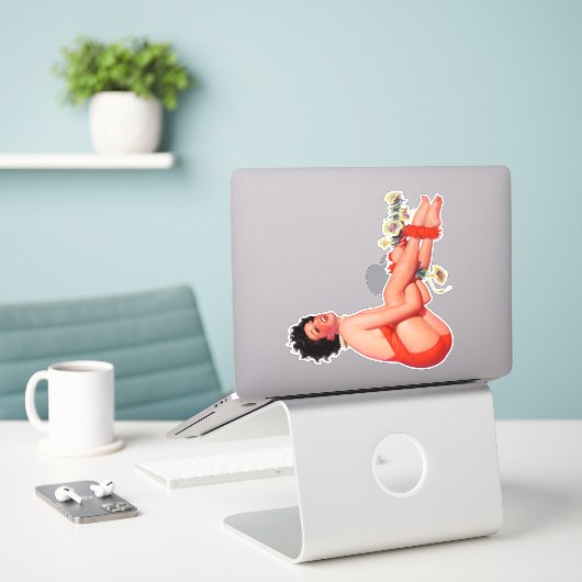 Oerwoud Bell Pin-up Brunette in Red Swimsuit Sticker (Laptop op bureau)