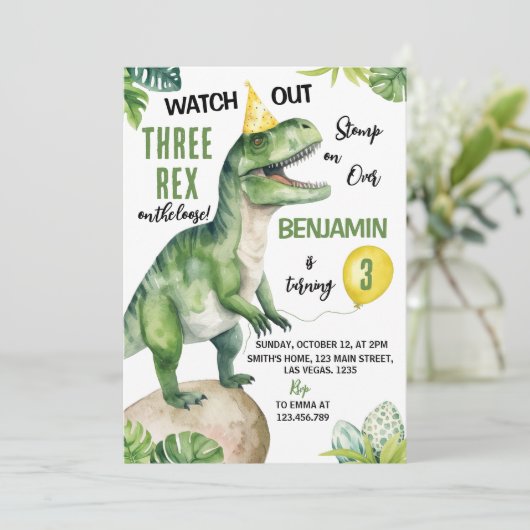 Oerwoud Dinosaurus Drie-rex Verjaardagsuitnodiging Kaart (Staand voorkant)