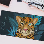 Oerwoud Leopard Floral Art | Blauw | Naam Bureaumat<br><div class="desc">Deze prachtige bureaumat is voorzien van een handgetekende/geverfde luipaard,  met tropische oerwouden bladeren in blauwtinten over een aangepaste kleur achtergrond (getoond in donkermarineblauw). Een tekst sjabloon is inbegrepen voor eenvoudige personalisatie. Modern,  mooi en uniek - maakt een geweldig cadeau! * Kunstwerk / Illustratie van Tracey Khalei / Orabella Prints</div>