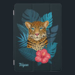 Oerwoud Leopard Floral Art | Blauw | Naam iPad Pro Cover<br><div class="desc">Deze prachtige ipad hoes is voorzien van een handgetekende / geverfde luipaard, met tropische oerwouden bladeren in blauwtinten, evenals een felroze hibiscusbloem, over een aangepaste kleur achtergrond (weergegeven in marineblauw). Een tekst sjabloon is inbegrepen voor eenvoudige personalisatie. Modern, mooi en uniek - maakt een geweldig cadeau! * Kunstwerk / Illustratie...</div>
