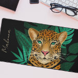 Oerwoud Leopard Floral Art | Zwart | Naam Bureaumat<br><div class="desc">Deze prachtige bureaumat is voorzien van een handgetekende/geverfde luipaard,  met tropische oerwouden bladeren in groene tinten over een aangepaste kleur achtergrond (zwart afgebeeld). Een tekst sjabloon is inbegrepen voor eenvoudige personalisatie. Modern,  mooi en uniek - maakt een geweldig cadeau! * Kunstwerk / Illustratie van Tracey Khalei / Orabella Prints</div>