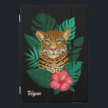 Oerwoud Leopard Floral Art | Zwart | Naam iPad Pro Cover<br><div class="desc">Deze prachtige ipad hoes is voorzien van een handgetekende / geverfde luipaard, met tropische oerwouden bladeren en een felroze hibiscusbloem over een aangepaste kleur achtergrond (zwart afgebeeld). Een tekst sjabloon is inbegrepen voor eenvoudige personalisatie. Modern, mooi en uniek - maakt een geweldig cadeau! * Kunstwerk / Illustratie van Tracey Khalei...</div>