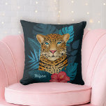 Oerwoud Leopard Floral Art | Zwart | Naam Kussen<br><div class="desc">Dit  kussen heeft een handgetekende/geschilderde luipaard,  met tropische oerwouden bladeren in blauwtinten,  evenals een helderroze hibiscusbloem,  over een aangepaste kleur achtergrond (weergegeven in donkermarineblauw). Een tekst sjabloon is inbegrepen voor eenvoudige personalisatie. Modern en kleurrijk - maakt een geweldig cadeau! * Kunstwerk / Illustratie van Tracey Khalei / Orabella Prints</div>
