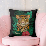 Oerwoud Leopard Floral Art | Zwart | Naam Kussen<br><div class="desc">Dit  kussen heeft een handgetekende/geschilderde luipaard,  met tropische oerwouden bladeren en een felroze hibiscusbloem over een aangepaste kleurenachtergrond (zwart afgebeeld). Een tekst sjabloon is inbegrepen voor eenvoudige personalisatie. Modern en kleurrijk - maakt een geweldig cadeau! * Kunstwerk / Illustratie van Tracey Khalei / Orabella Prints</div>