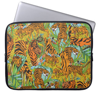 Oerwoud Majesteit: Tijgers te midden van groen Laptop Sleeve