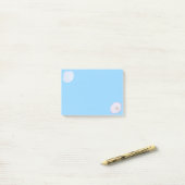 Oesterschelp met parel op lichtblauw post-it® notes (Op bureau)