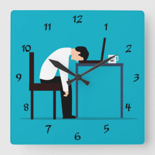 Office Worker Falling Aslapen op bureau Vierkante Klok