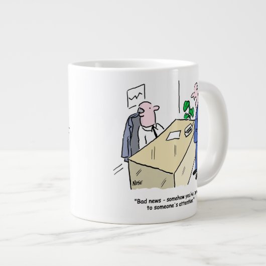 Office Worker wordt door iemand opgemerkt Grote Koffiekop (Voorkant rechts)