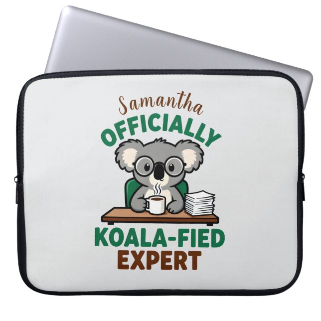 Officially Koala-fied Expert Funny Coffee Pun Laptop Sleeve (Voorkant)
