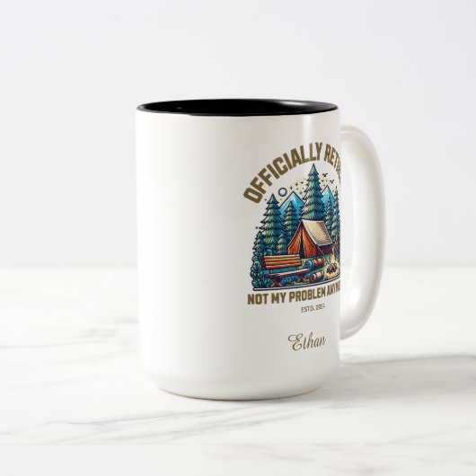 Officieel gepensioneerd, aangepaste naam en datum  tweekleurige koffiemok (Voorkant rechts)