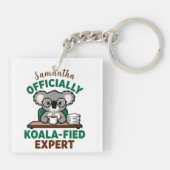 Officieel Koala-geschoolde Expert Grappige Koffie Sleutelhanger (Achterkant)