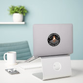 Officieel opgebrand, maar nog steeds stralend_Humo Sticker (Laptop op bureau)