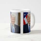 Officieel portret van Donald Trump Grote Koffiekop (Voorkant rechts)