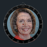 Officieel portret van Nancy Pelosi Dartbord<br><div class="desc">Dit dart board zal zeker de partij ontketenen en kan leiden tot politieke "discussies",  maar is toch leuk! Het is het officiële portret van het Congreslid Nancy Pelosi in een lijst met een zwarte cirkel.</div>