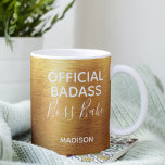 Officiële badass Boss Babe Metallic Gold Name Koffiemok<br><div class="desc">Dit moderne ontwerp is voorzien van een luxe geborstelde metalen goudachtergrond met de tekst "Official Badass Boss Babe" in de moderne typografie, gepersonaliseerd met jouw naam hieronder. Personaliseren door de tekst in het tekstvak uit te geven #mokken #koffie #coffeemugs #coffeelove #coffeelover #drinkware #keuken #home #gifts #bossbabe #meisjesbaas #custom #trendy #feminine...</div>
