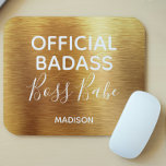 Officiële badass Boss Babe Metallic Gold Name Muismat<br><div class="desc">Dit moderne ontwerp heeft een luxe geborstelde metallic gouden achtergrond met de tekst "Official Badass Boss Babe" in een moderne typografie gepersonaliseerd met jouw naam hieronder. Pas het aan door de tekst te bewerken in het tekstvak #muismatten #electronics #computer #computeraccessories #gift #gifts #personalizedgifts #schoolsupplies #personalized #home #gifts #bossbabe #trendy #officesupplies...</div>