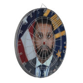 Officiële Kash Patel Dartbord (Voorkant Links)