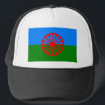 Officiële Romaanse zigeunervlag Trucker Pet<br><div class="desc">Pas deze groene en blauwe officiële Romani Roma-zigeunervlag van de roma zigeuners en reizigers eenvoudig aan met uw eigen tekst via het menu Aanpassen. De vlag staat voor de groene aarde en de blauwe van de hemel met een traditioneel vardowwiel van een zigeunercaravan, die de reis voorstelt.</div>