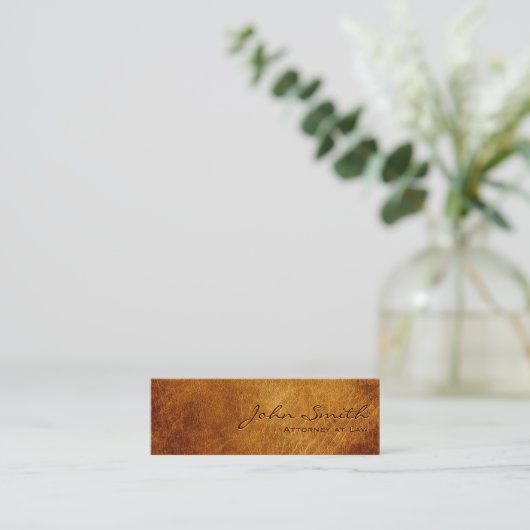  officier van justitie in bruin-leren bij wet mini visitekaartje (Staand voorkant)