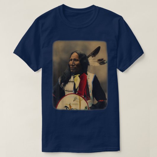 Oglala Siou Lakota Chief Strikt met Nose Native T-shirt (Design voorkant)